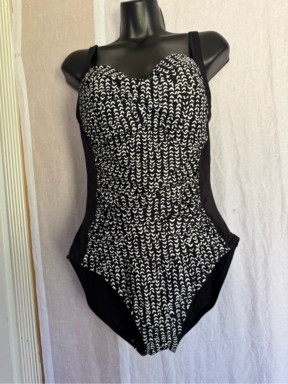 LA BLANCA Black & White Patterned women’s One-Piece Swimsuit Size 10